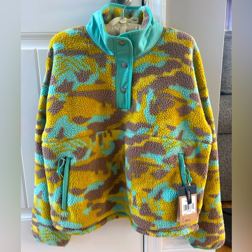 NWT The North Face pull over women’s fleece.